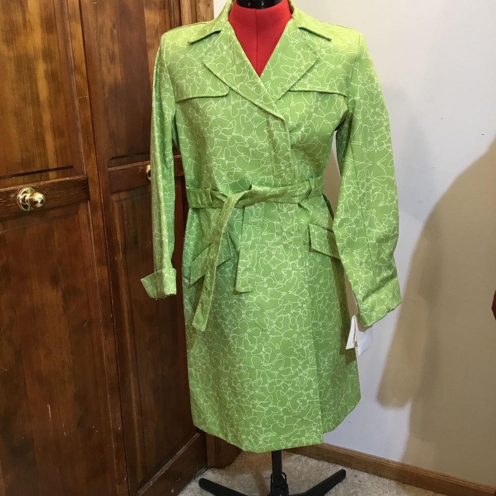 Liz Claiborne trench coat, size 4, NWT, light padding, pockets, belt, slit cuff